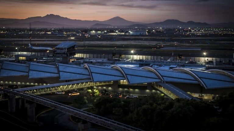 Aerolíneas deben informar a viajeros ante cambios en pantallas del AICM: Profeco