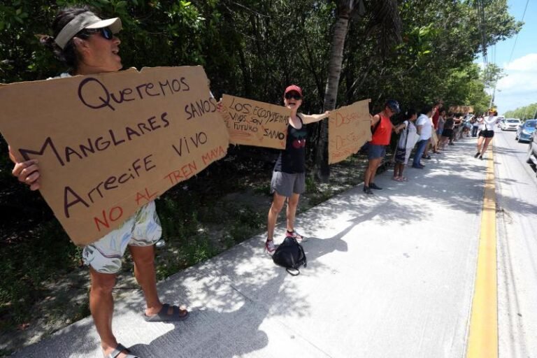 Arman cadena humana en Puerto Morelos contra daños por Tren Maya