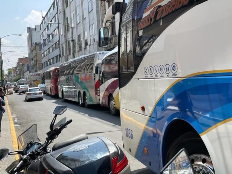 Autobuses llegan para concentración por conmemoración de la Expropiación Petrolera