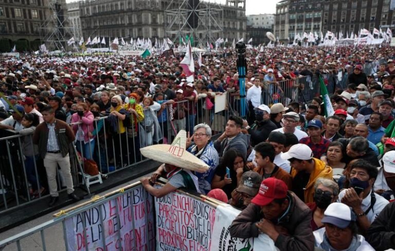 Detienen a tres hombres por robo de celulares durante evento de AMLO en el Zócalo