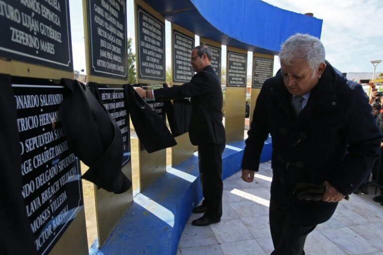 Develan placas de 35 periodistas fallecidos en su mayoría por COVID-19