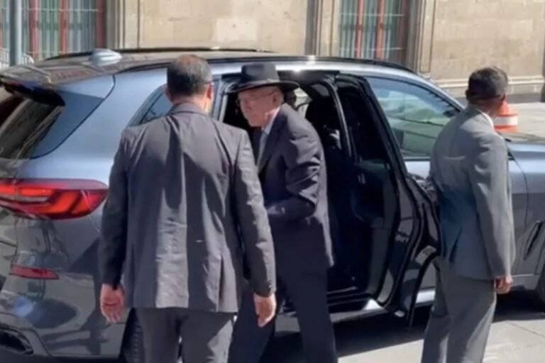 Ken Salazar llega a Palacio Nacional tras secuestro de estadounidenses en Matamoros