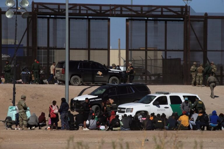 Tras incendio en Ciudad Juárez, migrantes buscan entregarse en Estados Unidos