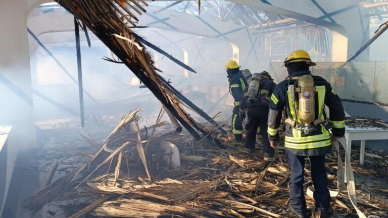 Bomberos controlan incendio en palapa de ‘El Rollo’ Acapulco