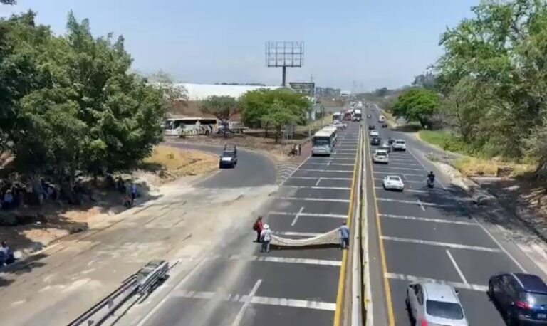 Campesinos liberan la autopista México-Cuernavaca tras bloqueo