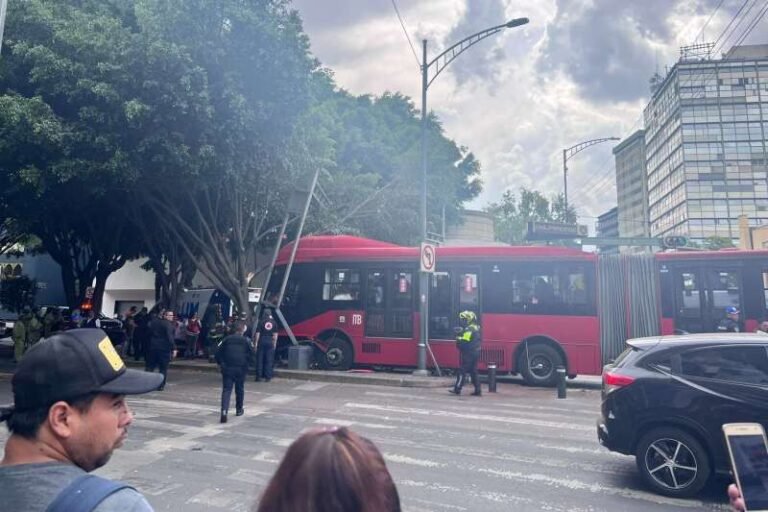 Choque de Metrobús sobre Insurgentes Sur deja 20 lesionados