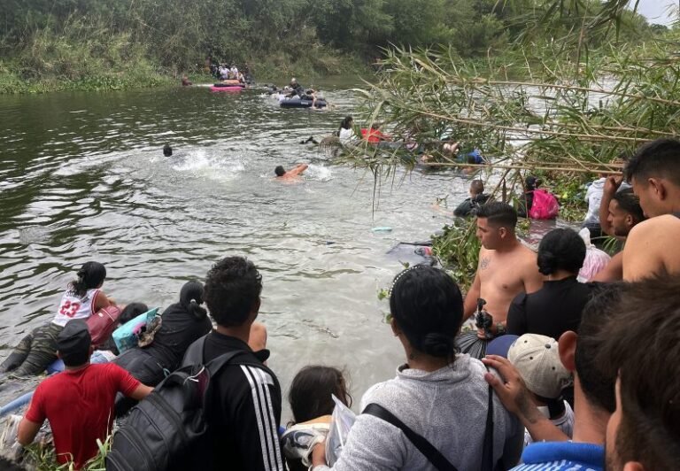 Cientos de migrantes se lanzan al río Bravo pese a aviso de agentes del INM