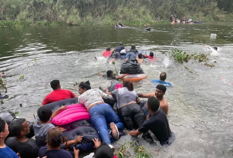 Cientos de migrantes se lanzan al río Bravo pese al aviso del INM