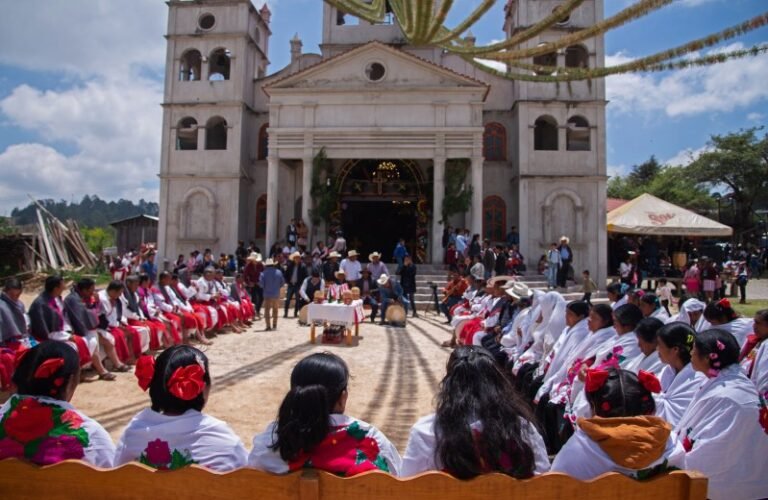 Indígenas mayas tzeltal celebran la resurrección de Cristo en Chiapas