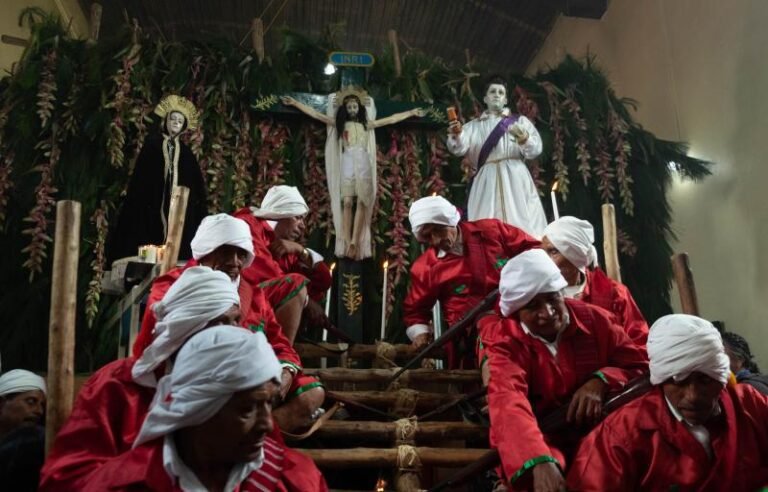 Indígenas tzotziles de Chiapas realizan procesión de Viernes Santo