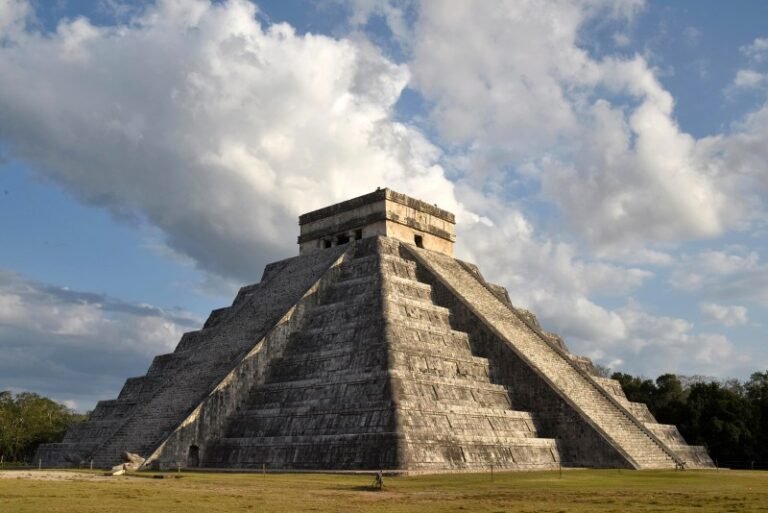 Investigador mexicano revela ADN de mayas prehispánicos de un entierro masivo