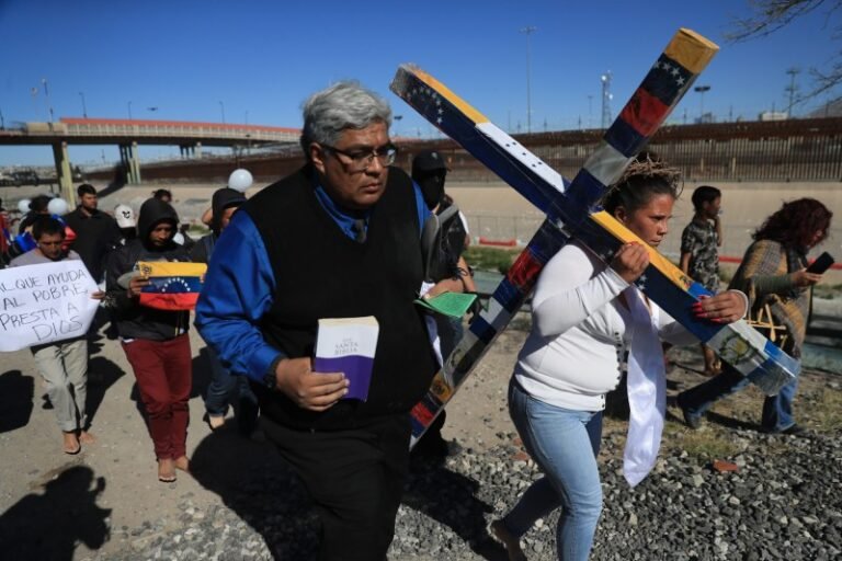 Migrantes escenifican viacrucis y exigen justicia por la tragedia de Ciudad Juárez