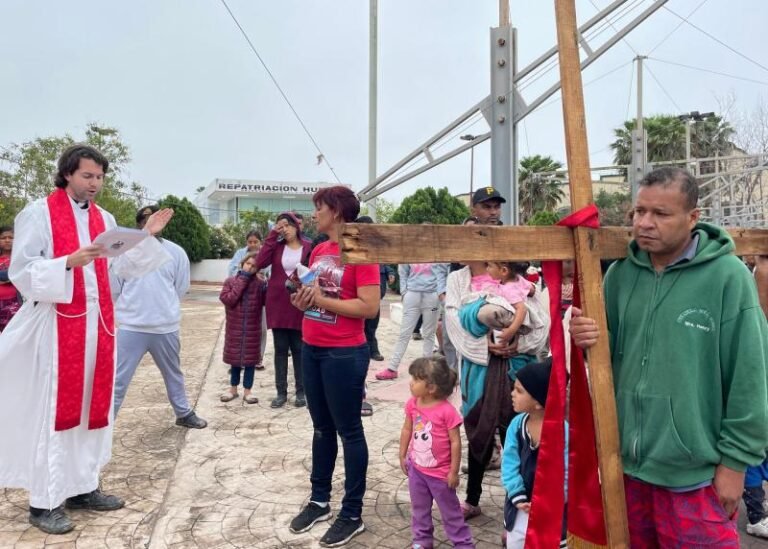 Migrantes participan en viacrucis con la fe puesta en cruzar a EE.UU.