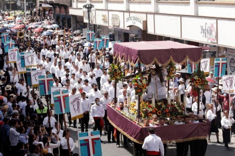 Mutitudinaria procesión en Puebla refuerza fe de feligreses