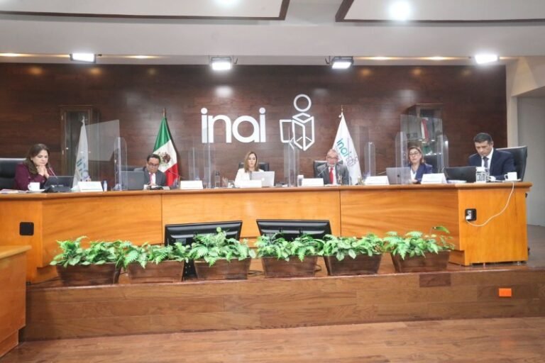 “No sesionan, pero sí cobran”: AMLO se lanza contra comisionados del INAI