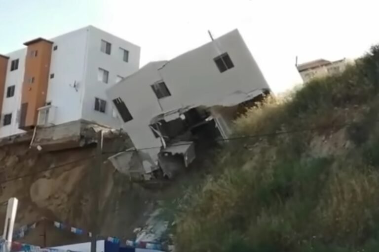 #Video Colapsa edificio en Tijuana por deslizamiento de tierra