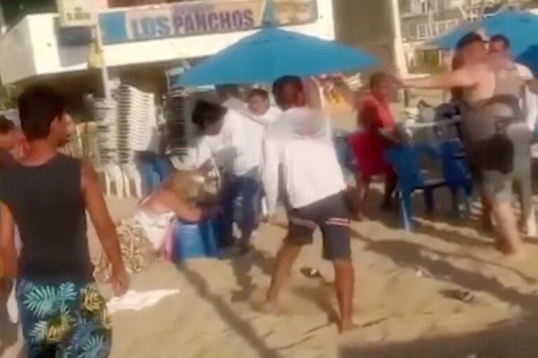 #Video Pelean turistas y prestadores de servicio en Acapulco