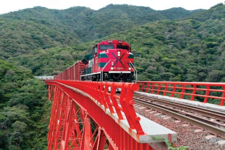 AMLO confirma que todavía no hay acuerdo con Grupo México por vías de Ferrosur