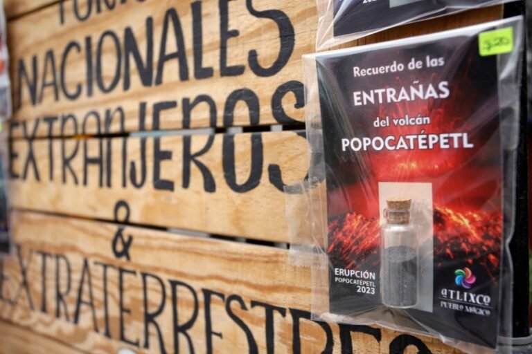 Comerciantes en Puebla muestran ingenio y venden ceniza del Popocatépetl