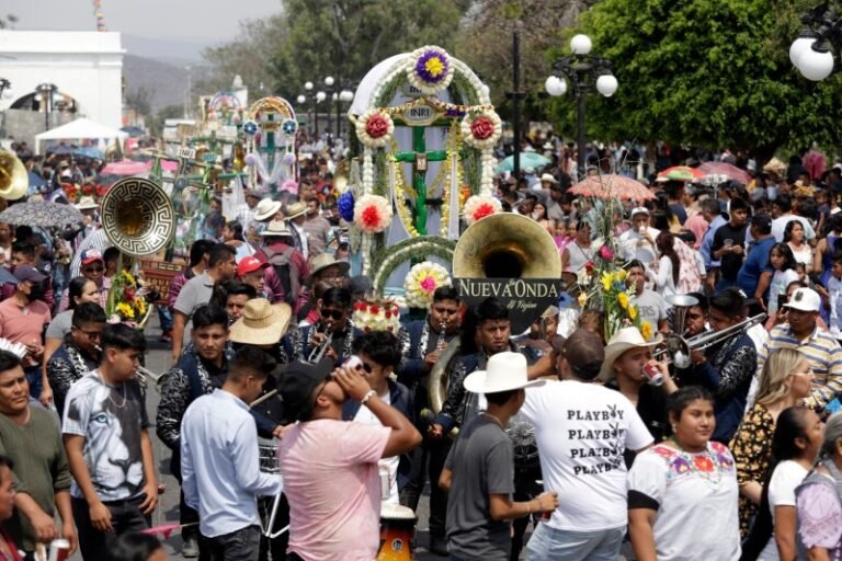 Habitantes de Huaquechula celebran con danza el Día de la Santa Cruz