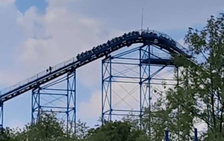 Juego mecánico en Six Flags se queda varado