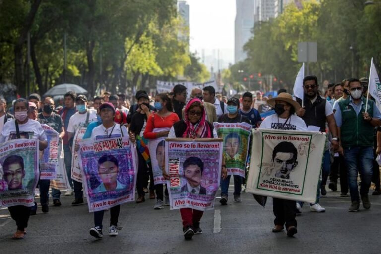 López Obrador prefiere al Ejército, reclaman padres de los normalistas desaparecidos de Ayotzinapa