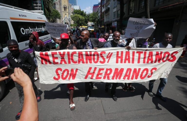 Migrantes haitianos protestan en Ciudad de México para exigir permisos de trabajo