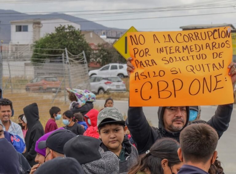 Migrantes piden en Tijuana que no se elimine aplicación CBP-One