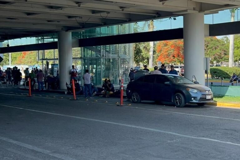 Productores de maíz acuerdan liberar Aeropuerto de Culiacán, Sinaloa