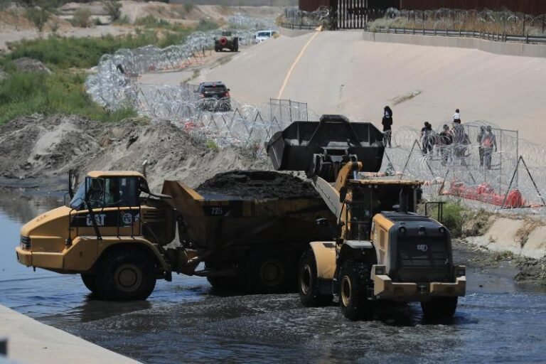 Limpian río Bravo de basura dejada por creciente ola migratoria