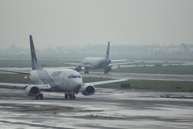 Pasillo telescópico pega con motor de avión de Aeroméxico en AICM