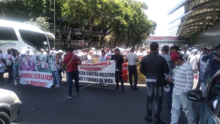 Taurinos y galleros bloquean la Terminal 1 del AICM