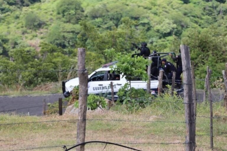 Dos sicarios muertos y 5 policías heridos tras enfrentamientos en Michoacán