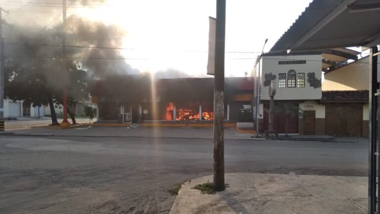 Ejército y GN refuerzan seguridad en Michoacán tras quema de autos y bloqueos carreteros