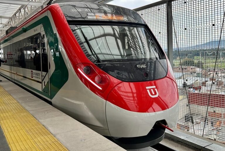 AMLO inaugura primera etapa del tren México-Toluca tras 9 años de obra