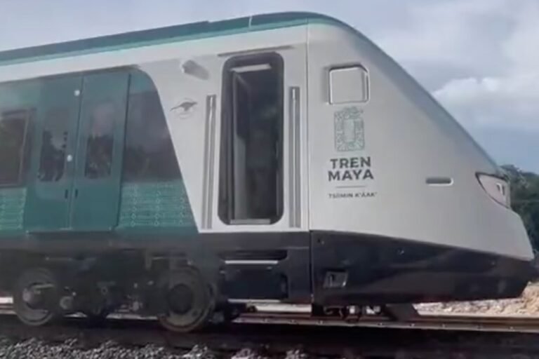 Convoy del Tren Maya donde se trasladaba AMLO paró por una hora; “No pueden grabar”, dijo militar a periodistas