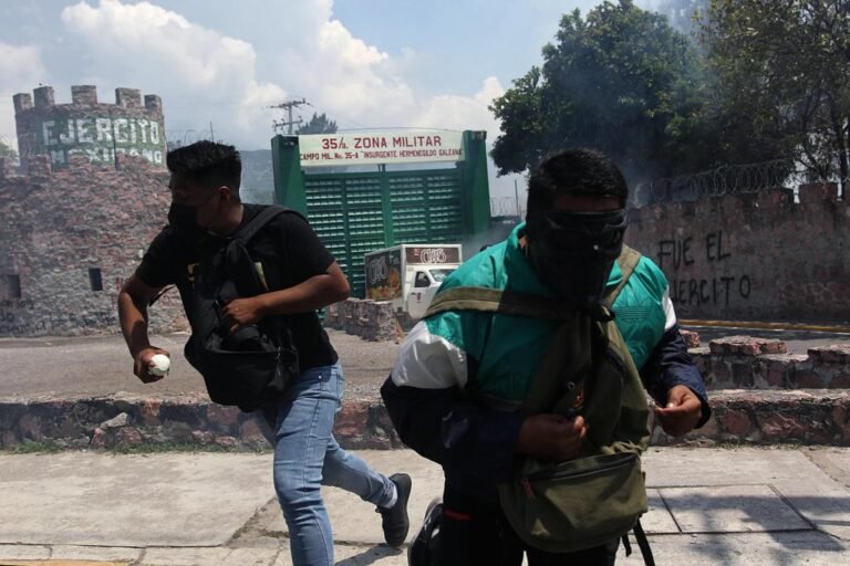 Estudiantes vandalizan cuartel del Ejército mexicano en Chilpancingo en protesta por Ayotzinapa