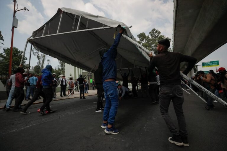 Familiares de los 43 de Ayotzinapa insatisfechos tras reunión con Poder Judicial en México