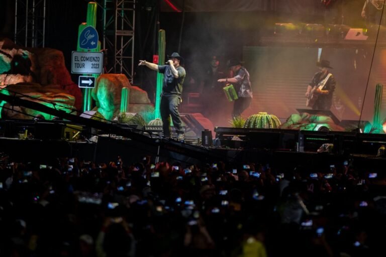 Grupo Frontera celebra Independencia de México en el Zócalo ante miles de personas