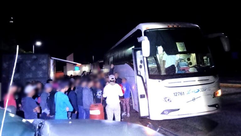 Hallan en Veracruz a 178 migrantes en autobús de pasajeros