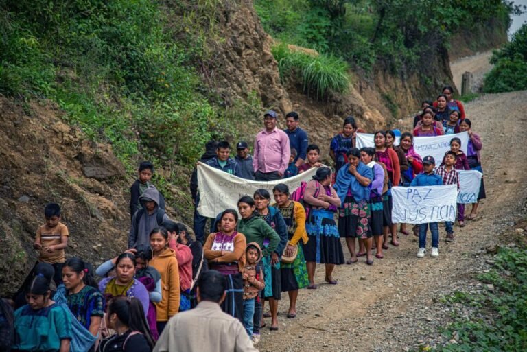 Indígenas desplazados por la violencia protestan en frontera sur de México