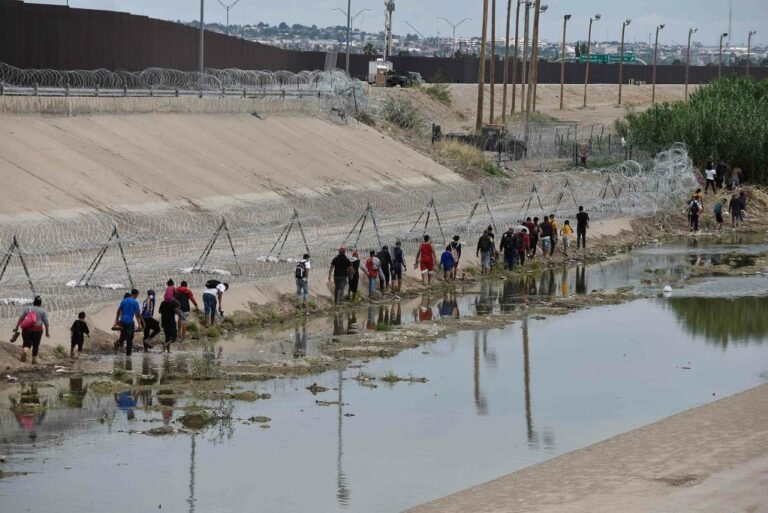 Migrantes varados en el norte de México arriesgan sus vidas para llegar a EE.UU.