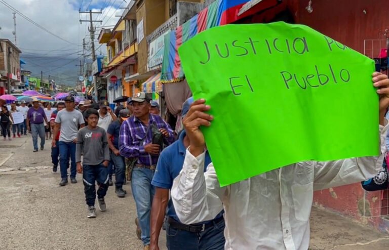 Miles de personas se movilizan contra la violencia criminal en Chiapas