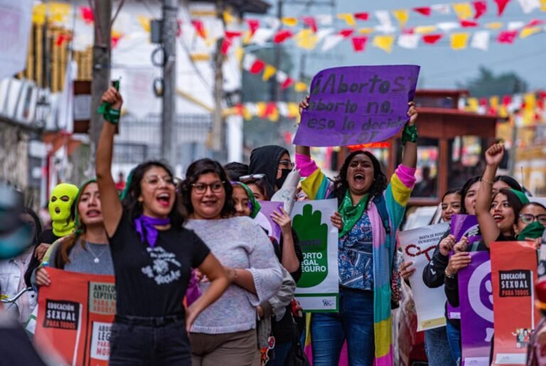 Mujeres indígenas marchan en Chiapas por el derecho al aborto