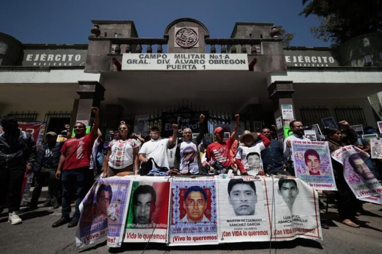 Padres de normalistas de Ayotzinapa piden investigar penalmente a Peña Nieto