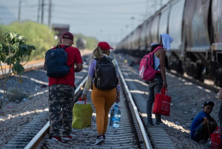 Paro de trenes deja a cientos de migrantes varados en Nuevo León