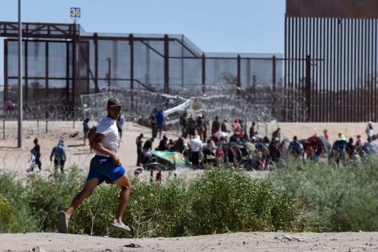 Policías “espantan” a migrantes en Ciudad Juárez