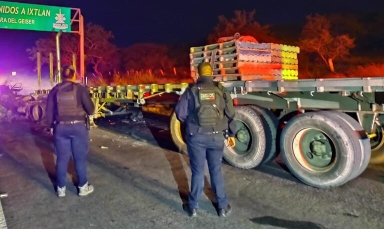 Queman vehículos y bloquean carreteras en Michoacán