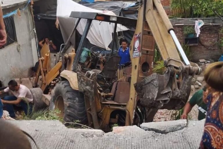 Retroexcavadora se queda sin frenos en Morelos; hay una mujer muerta y 5 heridos