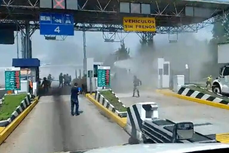 Se enfrentan presuntos normalistas y policías en caseta de Zinapécuaro, Michoacán